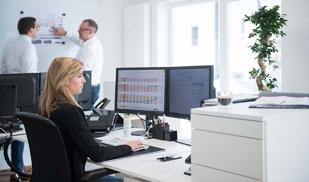 Vanessa Seemann-Renz überwacht die digitalen Prozesse bei der Seemann Gestellbau GmbH