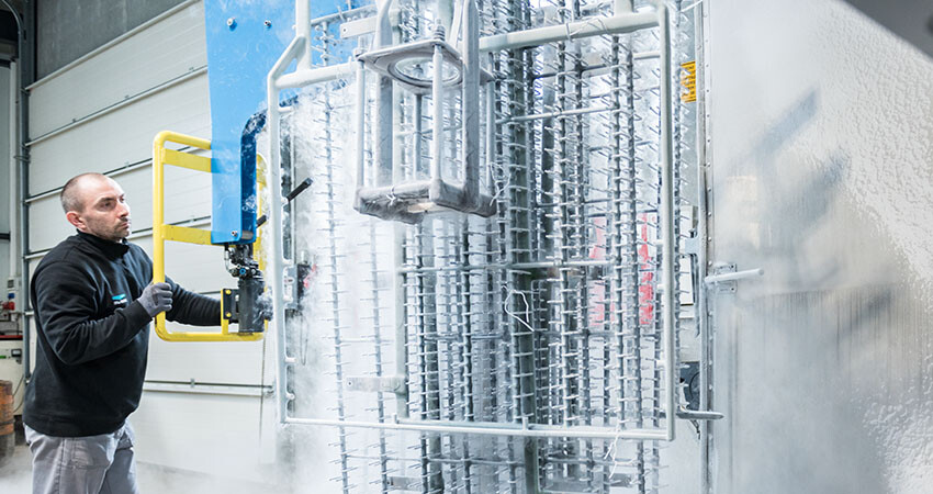 Galvanogestelle werden bei der Seemann Gestellbau GmbH mit Stickstoff entschichtet