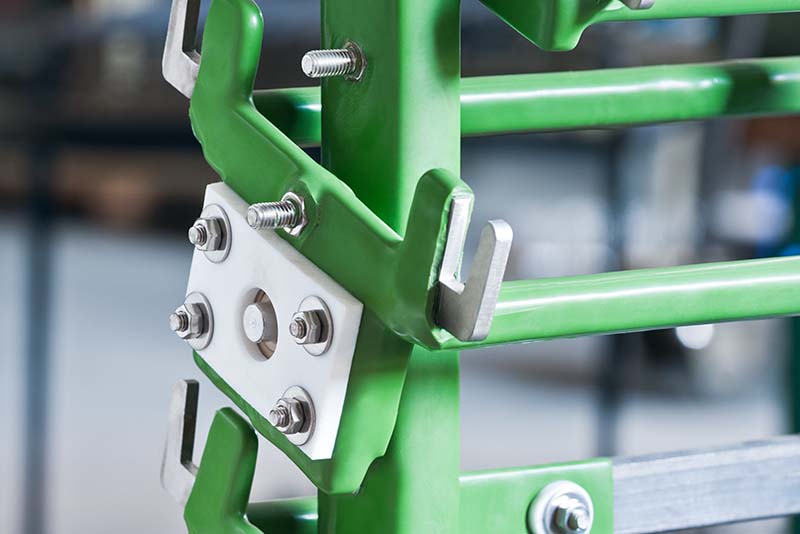 Detailaufnahme eines Kippgestells für galvanische Prozesse