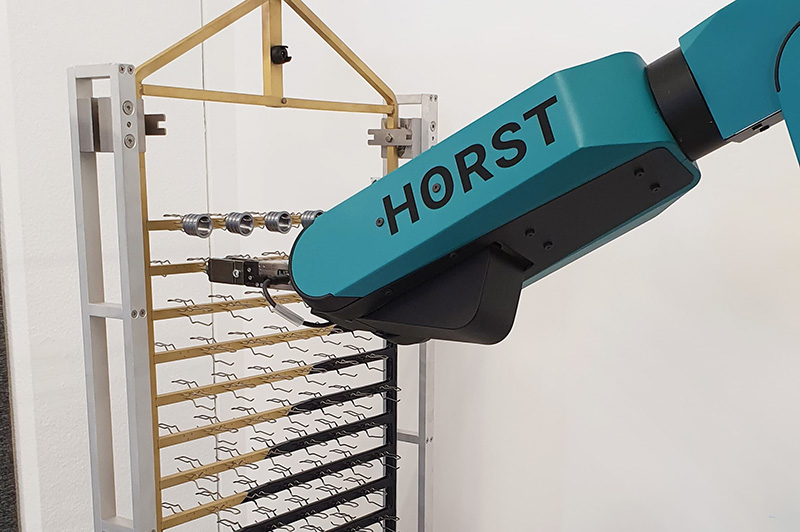 Automatische Gestellbestückung - Roboter greift Teile und bestückt das Gestell